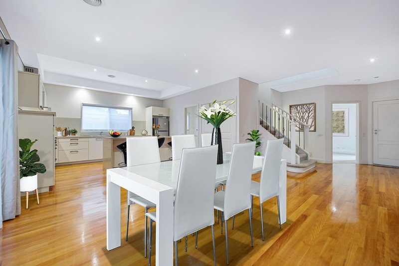 Photo - 2/2 Vivian Street, Mount Waverley VIC 3149 - Image 5