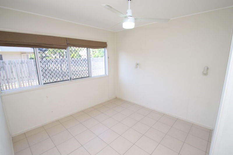 Photo - 2/2 Walters Street, West Gladstone QLD 4680 - Image 4