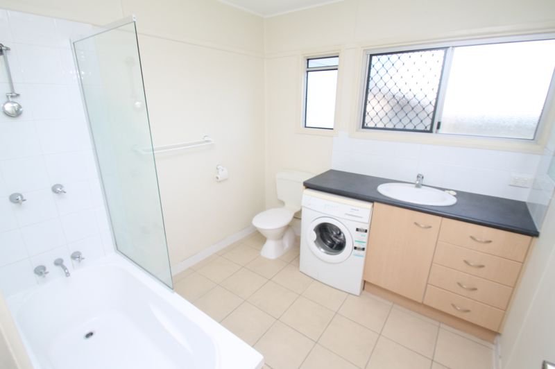 Photo - 2/2 Walters Street, West Gladstone QLD 4680 - Image 5