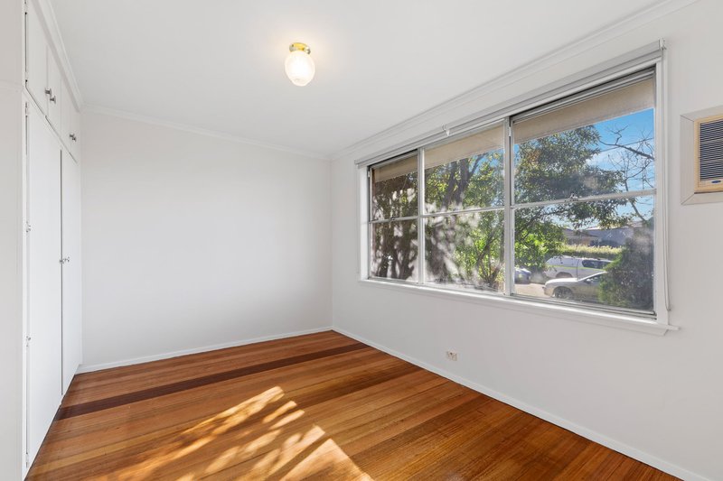 Photo - 22 Webster Crescent, Watsonia VIC 3087 - Image 4