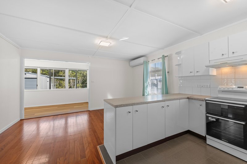 Photo - 22 Whiting Street, Beachmere QLD 4510 - Image 6
