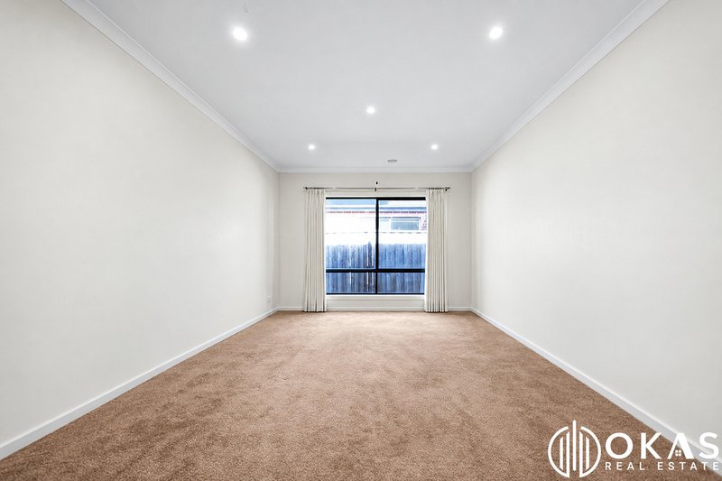 Photo - 22 Yellowbox Drive, Point Cook VIC 3030 - Image 4