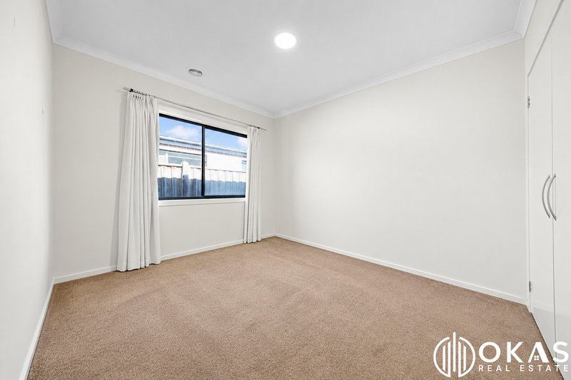 Photo - 22 Yellowbox Drive, Point Cook VIC 3030 - Image 5