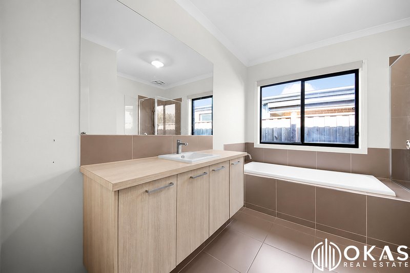 Photo - 22 Yellowbox Drive, Point Cook VIC 3030 - Image 7