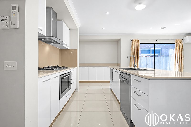 Photo - 22 Yellowbox Drive, Point Cook VIC 3030 - Image 9