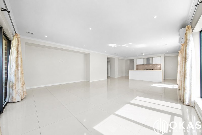 Photo - 22 Yellowbox Drive, Point Cook VIC 3030 - Image 11