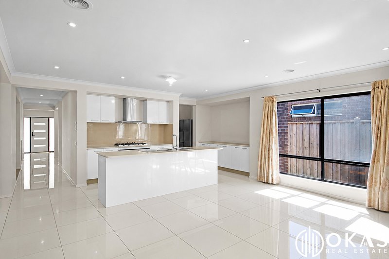 Photo - 22 Yellowbox Drive, Point Cook VIC 3030 - Image 12