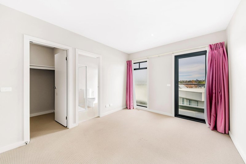 Photo - 2/20-22 Hughes Street, Burwood VIC 3125 - Image 6