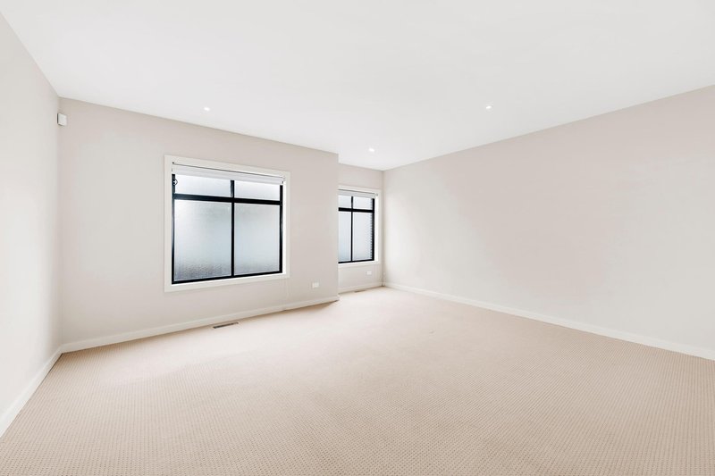 Photo - 2/20-22 Hughes Street, Burwood VIC 3125 - Image 7