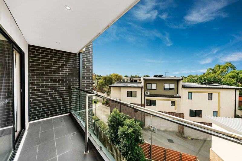 Photo - 2/20-22 Hughes Street, Burwood VIC 3125 - Image 8