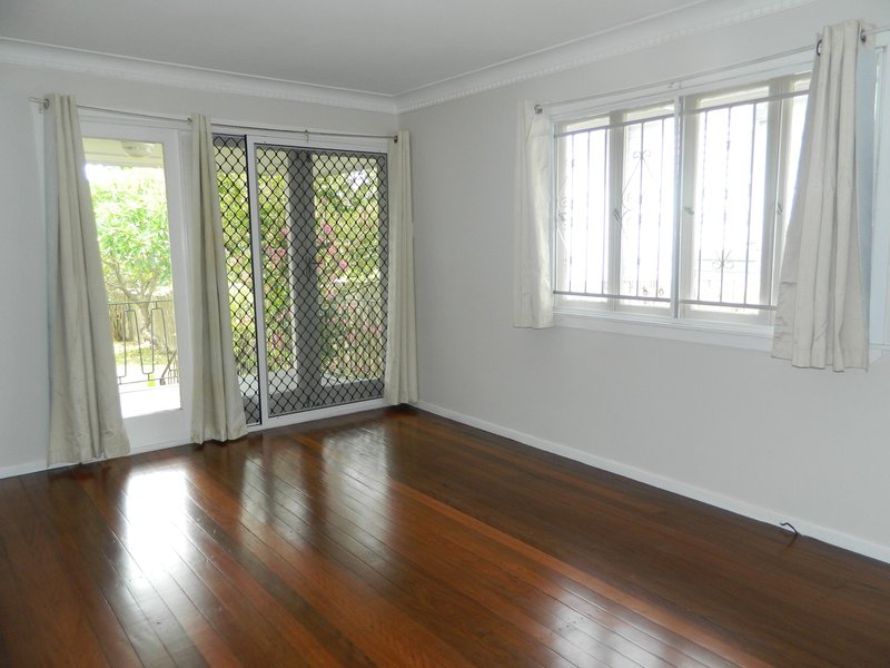 Photo - 2/20 Allamanda Street, Fairfield QLD 4103 - Image 1