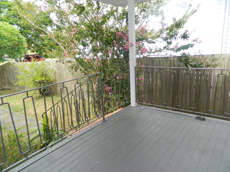 Photo - 2/20 Allamanda Street, Fairfield QLD 4103 - Image 2