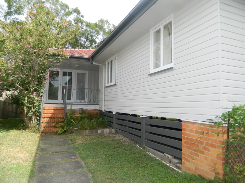 Photo - 2/20 Allamanda Street, Fairfield QLD 4103 - Image 3