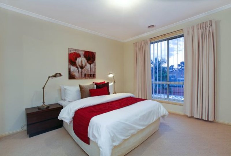 Photo - 220 Betula Avenue, Mill Park VIC 3082 - Image 8