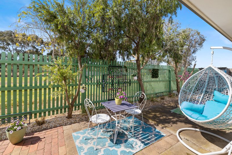 Photo - 2/20 Centenary Crescent, Werribee VIC 3030 - Image 14