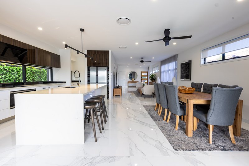 Photo - 2/20 Delungra Street, Broadbeach Waters QLD 4218 - Image 6