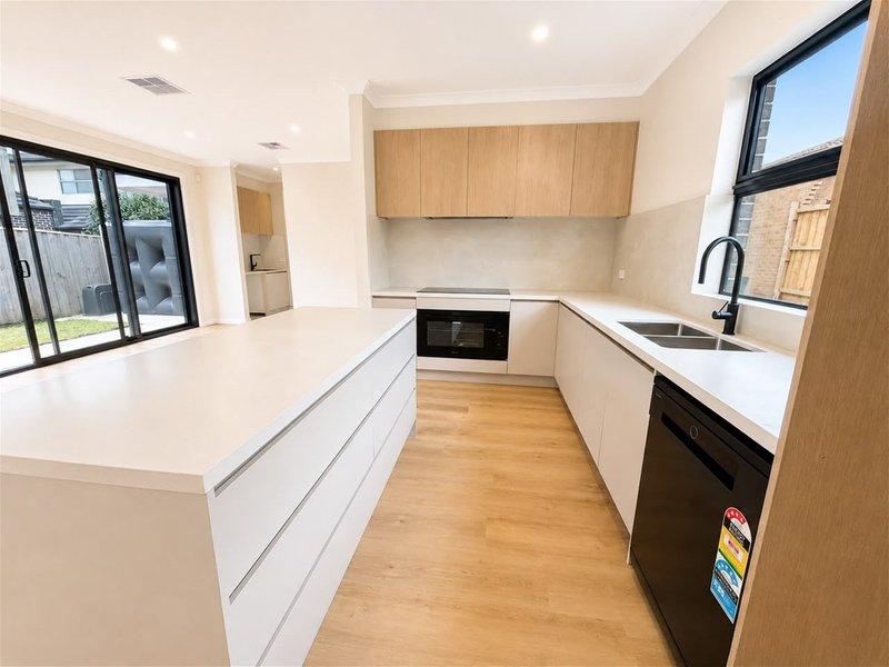 Photo - 2/20 Duffy Street, Essendon North VIC 3041 - Image 2