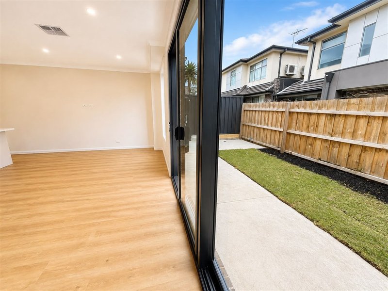 Photo - 2/20 Duffy Street, Essendon North VIC 3041 - Image 4