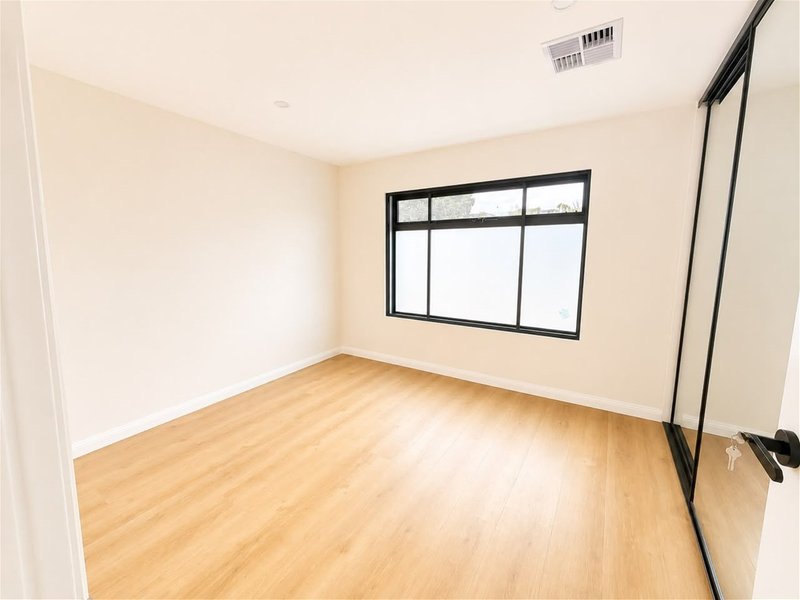Photo - 2/20 Duffy Street, Essendon North VIC 3041 - Image 13