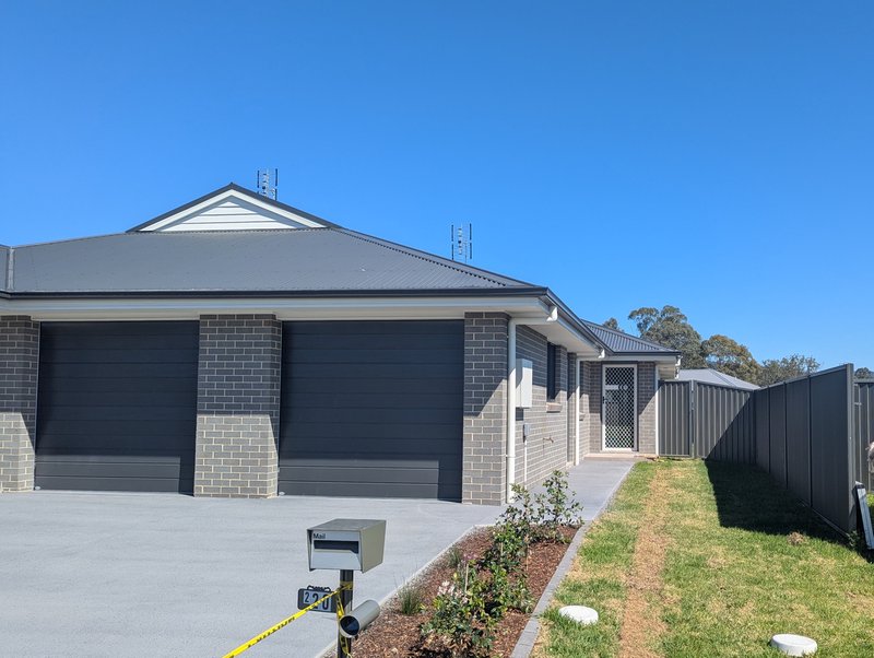 Photo - 2/20 Lakeside Circuit, Cessnock NSW 2325 - Image 1