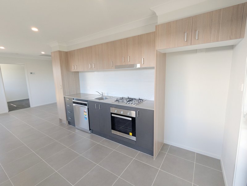 Photo - 2/20 Lakeside Circuit, Cessnock NSW 2325 - Image 5
