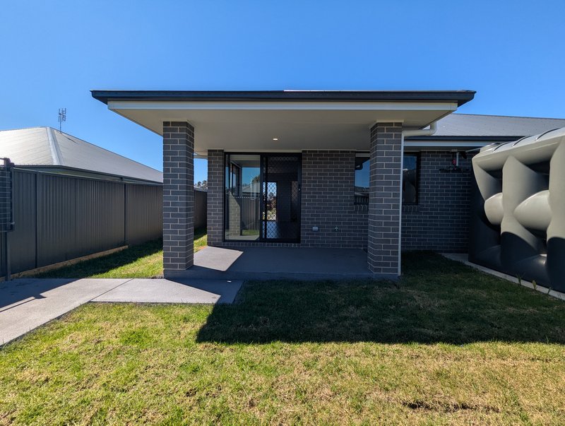 Photo - 2/20 Lakeside Circuit, Cessnock NSW 2325 - Image 9