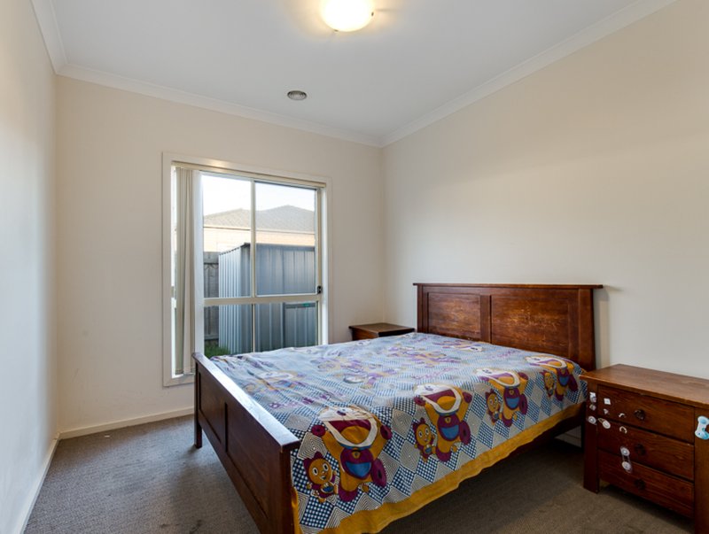 Photo - 2/20 Orlando Drive, Truganina VIC 3029 - Image 7