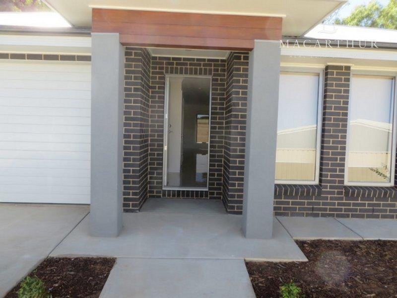 Photo - 2/20 St Pauls Place, Gobbagombalin NSW 2650 - Image 2