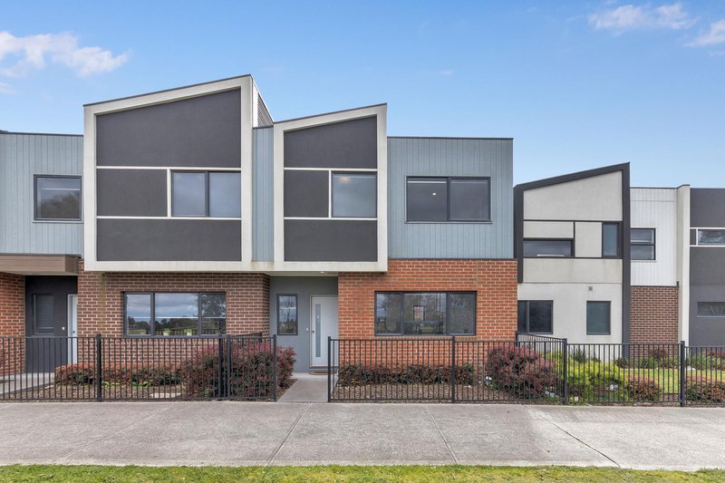 2/205 James Mirams Drive, Roxburgh Park VIC 3064