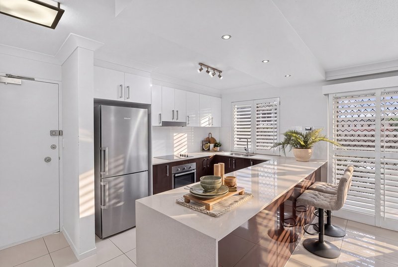 Photo - 2/21 Albatross Avenue, Mermaid Beach QLD 4218 - Image 2