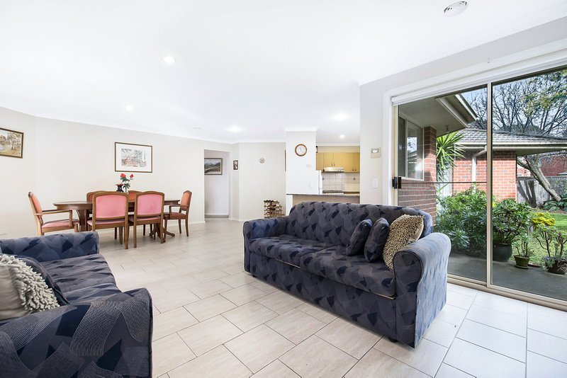 Photo - 2/21 Fernhurst Drive, Glen Waverley VIC 3150 - Image 2