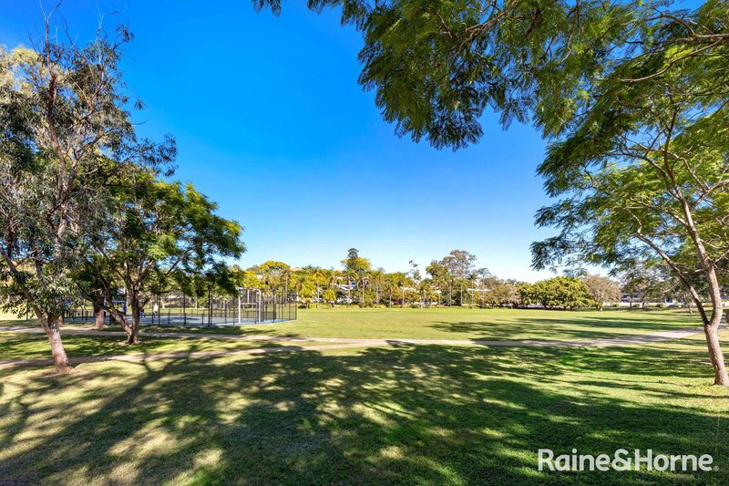 Photo - 2/21 Indooroopilly Road, Taringa QLD 4068 - Image 9
