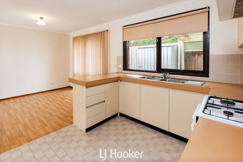 Photo - 2/21 Kerrison Drive, Hampton Park VIC 3976 - Image 6
