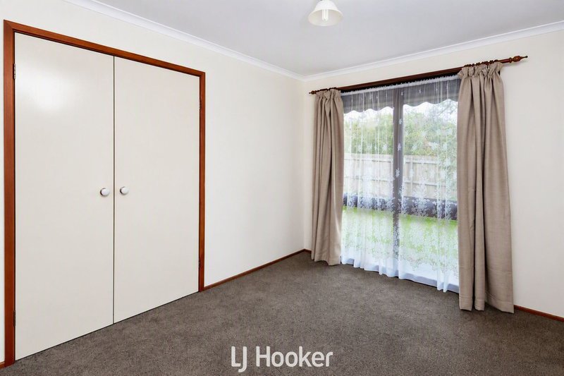 Photo - 2/21 Kerrison Drive, Hampton Park VIC 3976 - Image 9