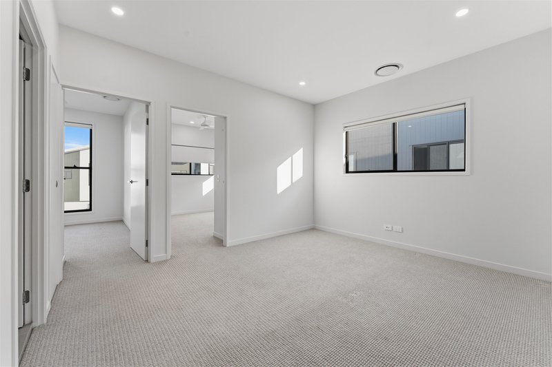 Photo - 22/1 Lake Serenity Boulevard, Helensvale QLD 4212 - Image 10