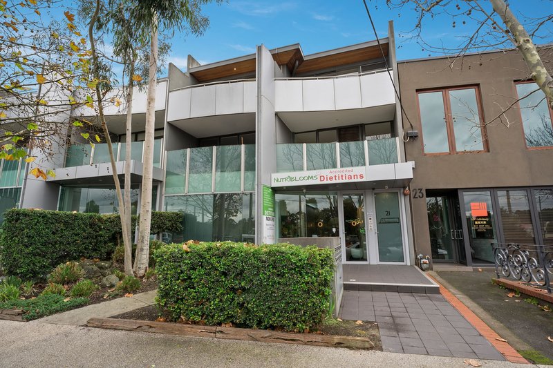Photo - 2/21 Railway Road, Blackburn VIC 3130 - Image 2