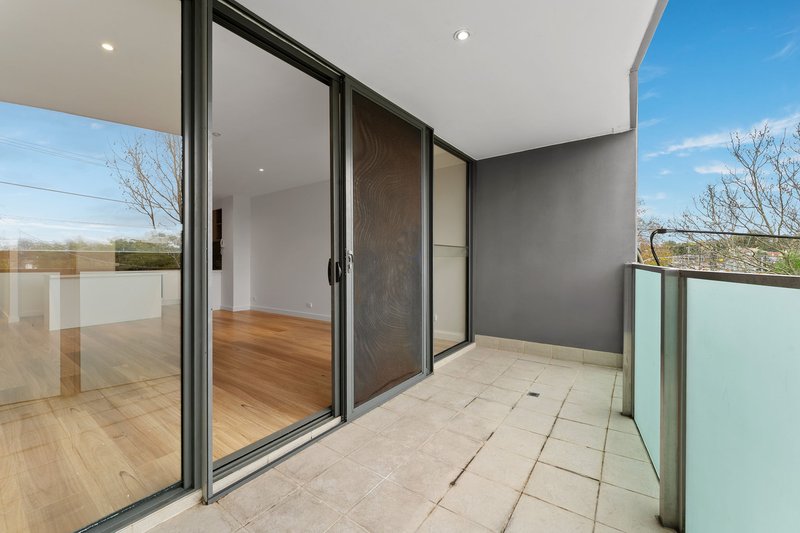 Photo - 2/21 Railway Road, Blackburn VIC 3130 - Image 8