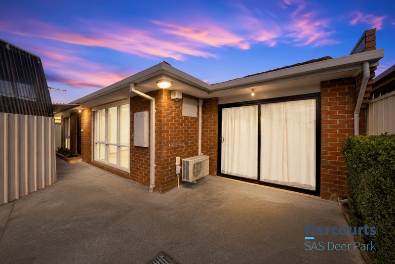 Photo - 2/21 Reaburn Avenue, St Albans VIC 3021 - Image 1