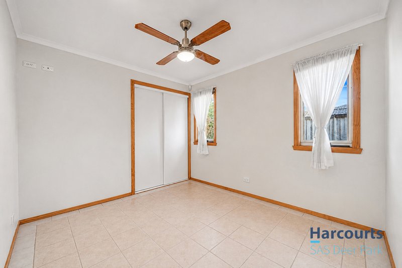 Photo - 2/21 Reaburn Avenue, St Albans VIC 3021 - Image 2