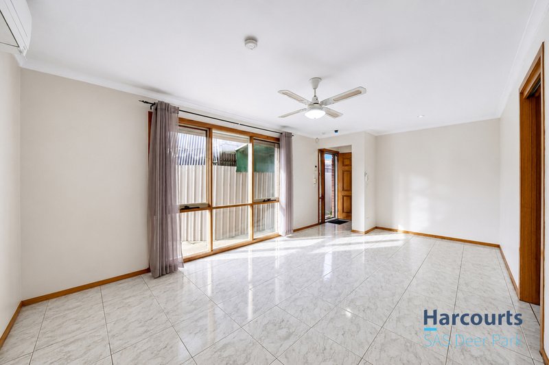 Photo - 2/21 Reaburn Avenue, St Albans VIC 3021 - Image 6