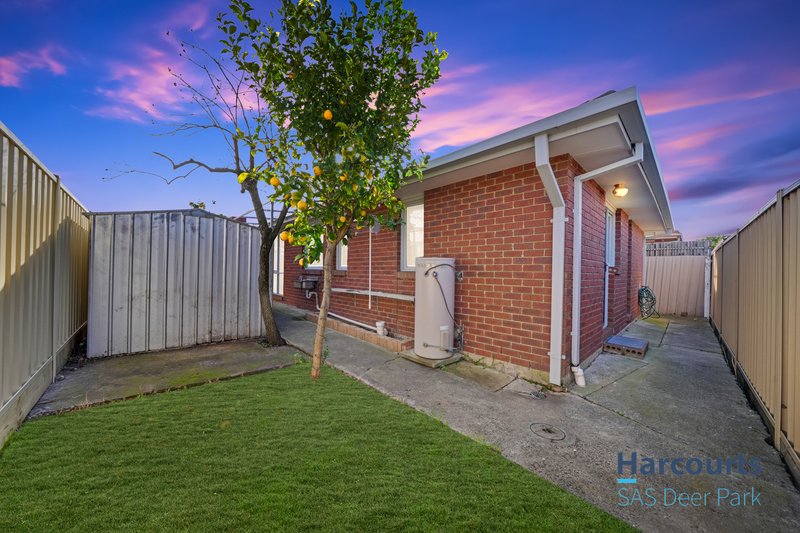 Photo - 2/21 Reaburn Avenue, St Albans VIC 3021 - Image 9