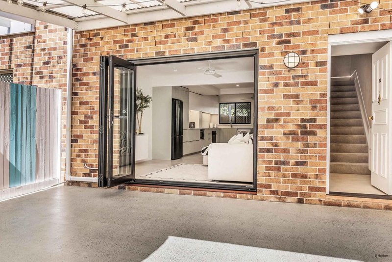 Photo - 22/18 Bottlewood Court, Burleigh Waters QLD 4220 - Image 4