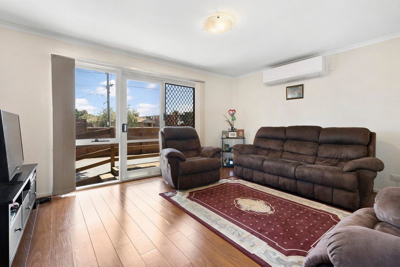 Photo - 2/218 Warrigal Road, Oakleigh South VIC 3167 - Image 4