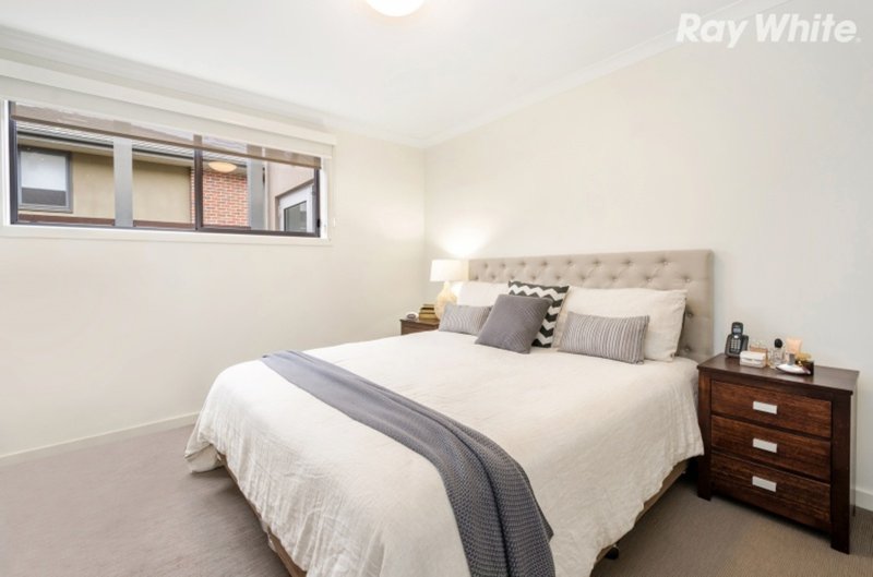 Photo - 2/22 Bourke Street, Ringwood VIC 3134 - Image 4