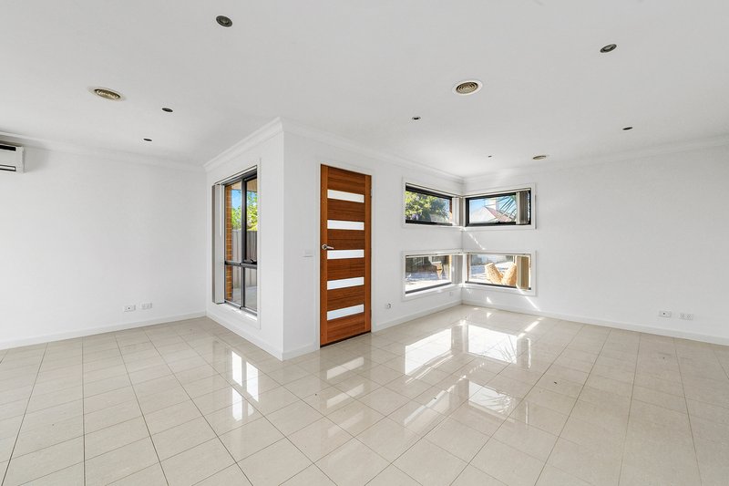 Photo - 2/22 Clarence Street, Geelong West VIC 3218 - Image 6