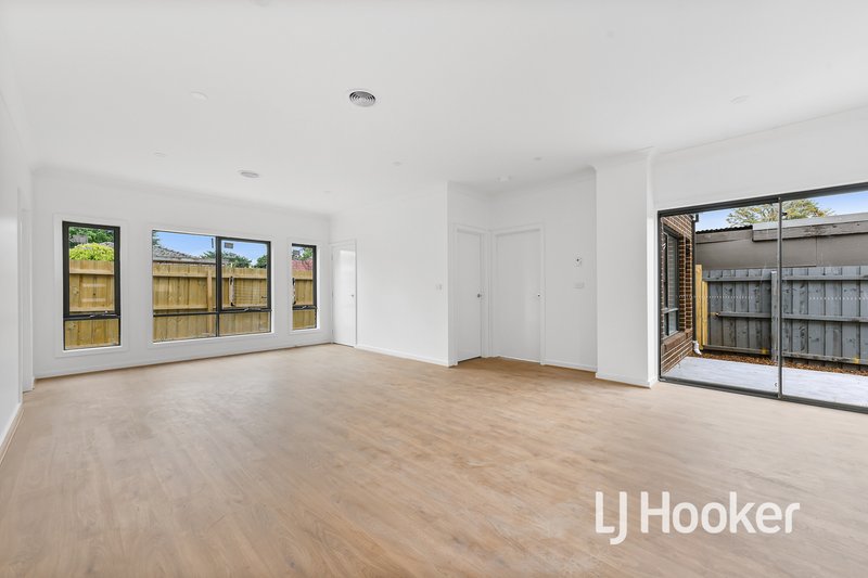 Photo - 2/22 Dearing Avenue, Cranbourne VIC 3977 - Image 3