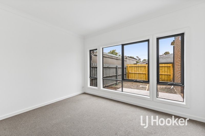 Photo - 2/22 Dearing Avenue, Cranbourne VIC 3977 - Image 5