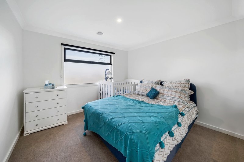 Photo - 2/22 Dearing Avenue, Cranbourne VIC 3977 - Image 10