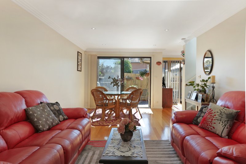 Photo - 2/22 Matthews Street, Wollongong NSW 2500 - Image 2