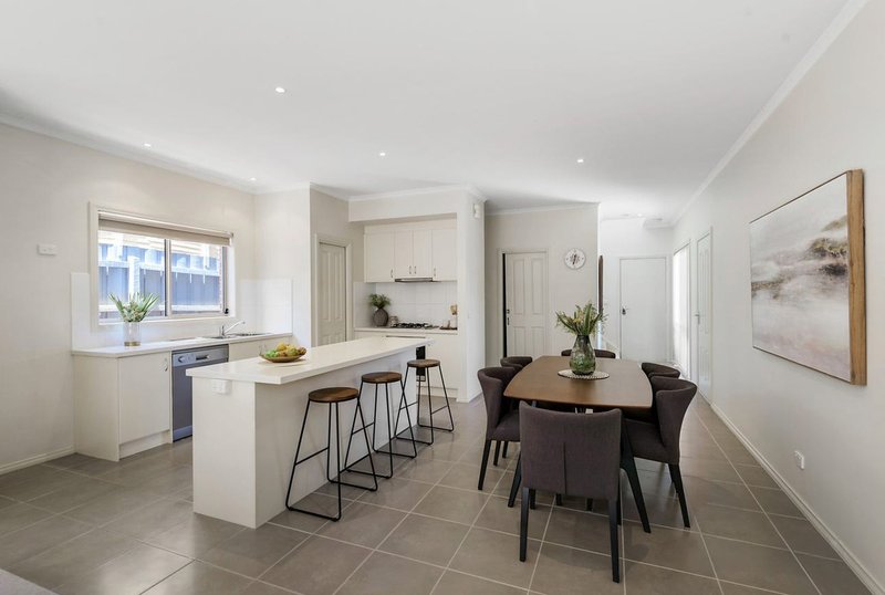 Photo - 2/22 Oliver Street, Ringwood VIC 3134 - Image 4